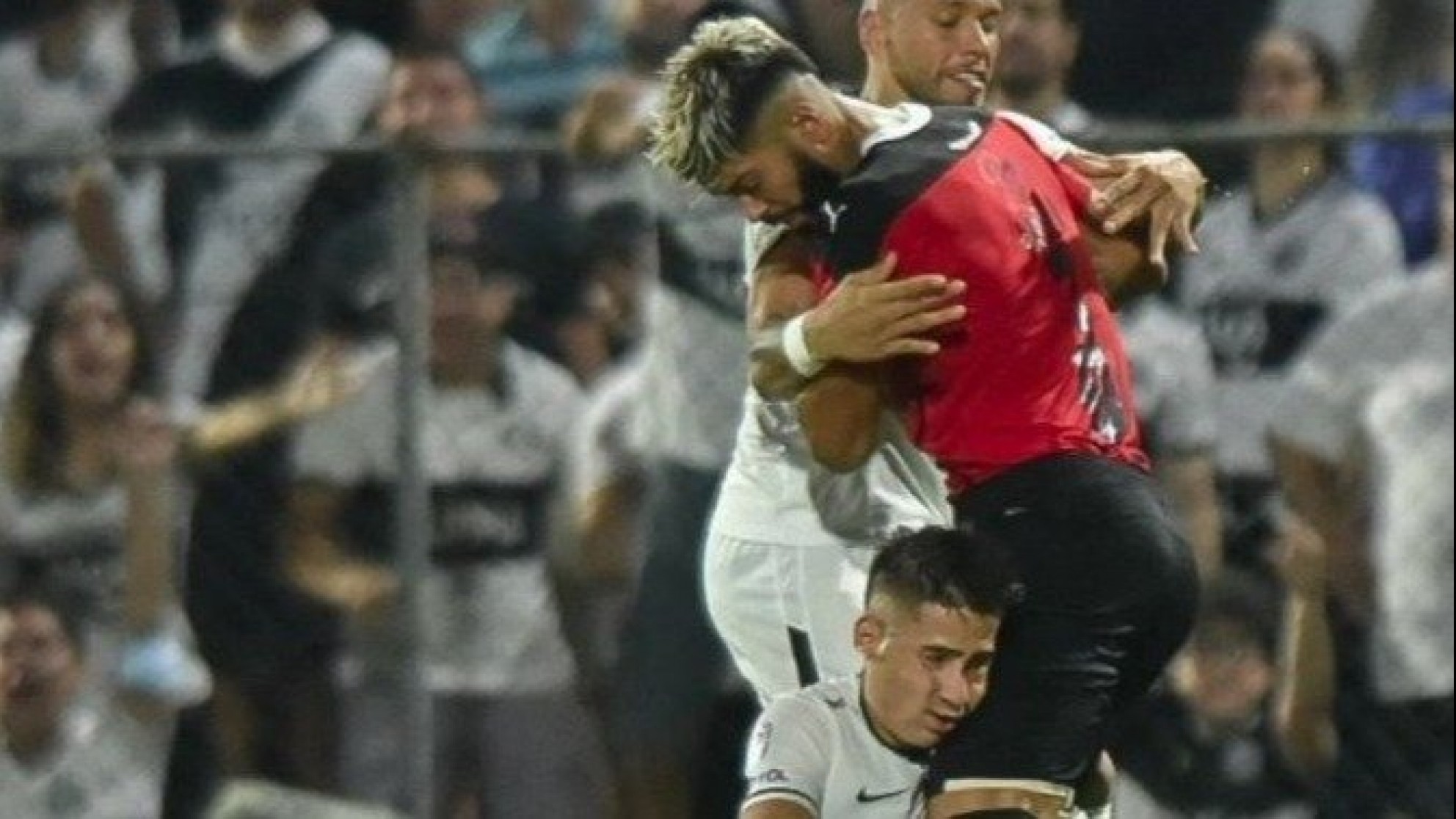 Dura sanción para un futbolista argentino en Paraguay, quien denunció haber recibido insultos racistas